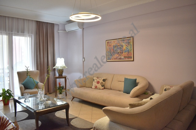 Apartament 2+1 me qira ne rrugen e Kavajes shume prane qendres GKAM ne Tirane.
Pozicionohet ne kati